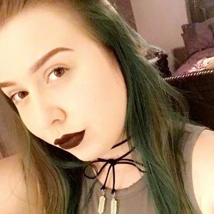 Meet your Posher, Larissa